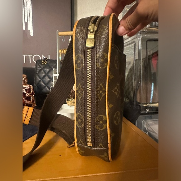 🌺 SOLD 🌺 Authentic Louis Vuitton Bum Bag/Waist pouch - Picture 3 of 3